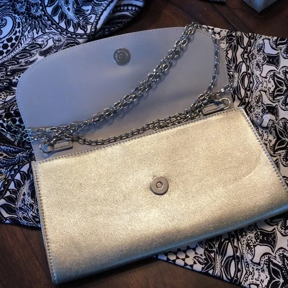 Halogen pale metallic gold textured clutch with crossbody chain, magnetic close - Picture 3 of 9